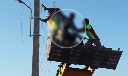 மாமல்லபுரம் அருகே மின் கம்பத்தில் தொங்கிய ஆண் சடலம்- போலீஸ் விசாரணை