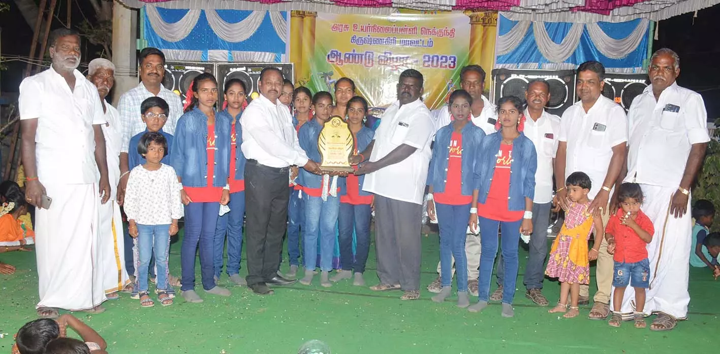 பள்ளி ஆண்டு விழாவில் மாணவர்களுக்கு பரிசு