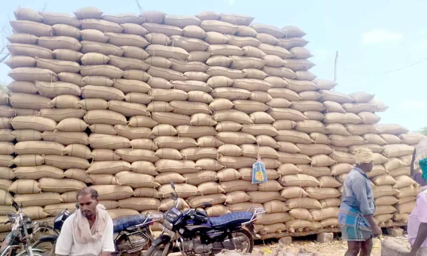 கொள்முதல் நிலையங்களில் தேங்கி கிடக்கும் நெல் மூட்டைகள்