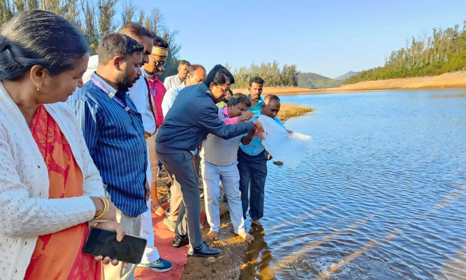 அவலாஞ்சி அணையில் மீன் குஞ்சுகள் விடும் பணி-கலெக்டர் அம்ரித் தொடங்கி வைத்தார்