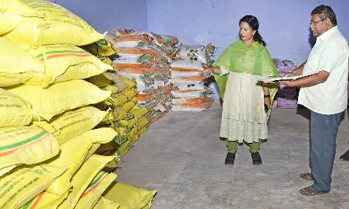 தேனி அருகே தொடக்க வேளாண்மை கூட்டுறவு கடன் சங்கத்தில் கலெக்டர் ஆய்வு