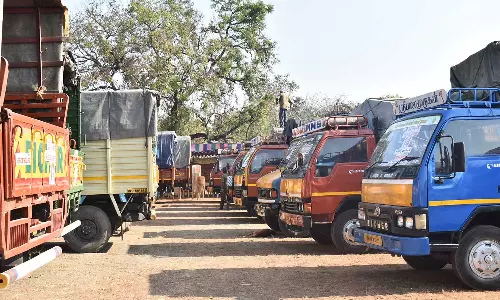 ஈரோடு இடைத்தேர்தல்- வாக்குசாவடி மையங்களுக்கு வாக்குப்பதிவு எந்திரங்கள் அனுப்பும் பணி தொடங்கியது