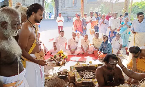 அகரம்சீகூர் அருகே அபராதரட்சகர் கோவிலில் கொடியேற்றம்