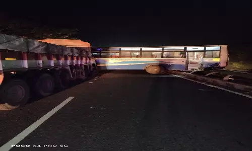 உளுந்தூர்பேட்டை அருகே ஒரு வழிப்பாதையில் சென்ற அரசு பஸ் லாரி மீது மோதி விபத்து: 12 பேர் படுகாயம்