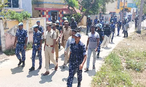 கலவரம், கொலை நடைபெறும் பகுதியில்  மத்திய அதிவிரைவு படையினர் துப்பாக்கி ஏந்தி அணிவகுப்பு: கலவரக்காரர்கள் பீதி