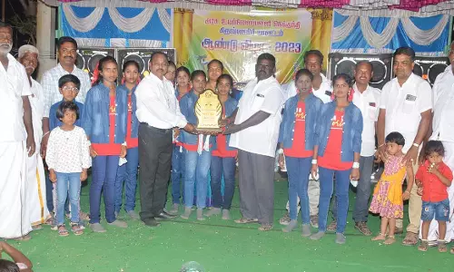 பள்ளி ஆண்டு விழாவில் மாணவர்களுக்கு பரிசு