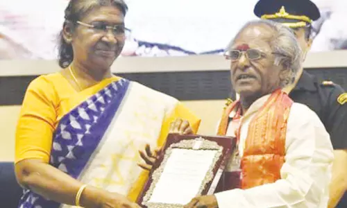 ஜனாதிபதியிடம் விருது பெற்ற  தருமபுரி தெருக்கூத்து கலைஞர்