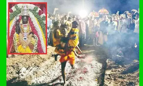 பக்தர்கள் தீ மிதித்து நேர்த்திக்கடன்