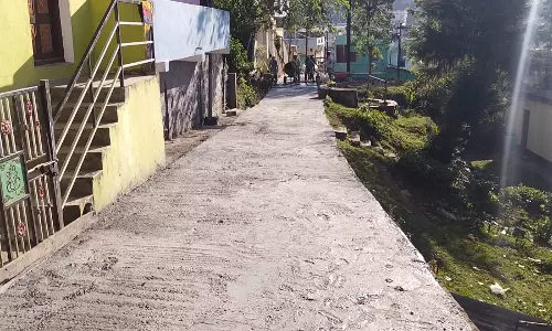 மாலைமலர் செய்தி எதிரொலி-ஜல்லிக்கற்கள் பெயர்ந்த புதிய சிமெண்டு சாலை சீரமைப்பு