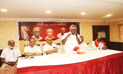 இலவசங்களை கொடுத்து ஓட்டு வாங்க நினைக்க கூடாது