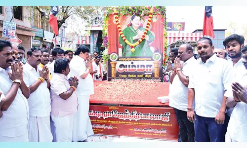 ஜெயலலிதா படத்திற்கு மாலை அணிவிப்பு