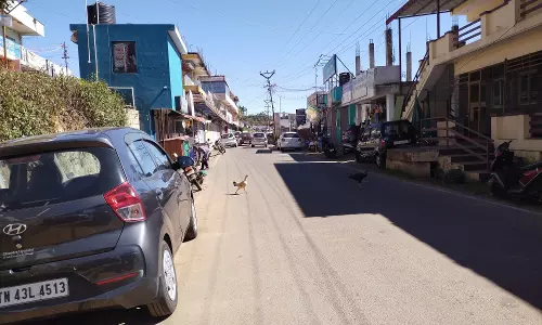 போக்குவரத்து நெரிசலில் சிக்கி தவிக்கும் கோத்தகிரி கிளப்ரோடு சாலை