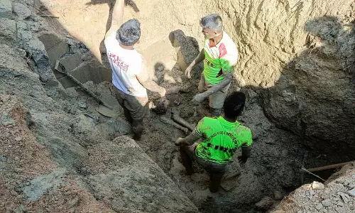 கழிவறை தொட்டி கட்ட தோண்டிய பள்ளத்தில் விழுந்து சிறுமி சாவு