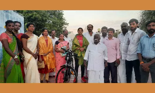 காஷ்மீரில் இருந்து கன்னியாகுமரிக்கு சைக்கிள் பயணம் வந்த கல்லூரி மாணவி திருநங்கைகள் ஆரத்தி எடுத்து வரவேற்றனர்