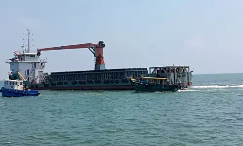 புதுவை துறைமுக முகத்துவாரத்தில் மணல் மூடியதால் வெளியேற திணறிய கண்டெய்னர் கப்பல்