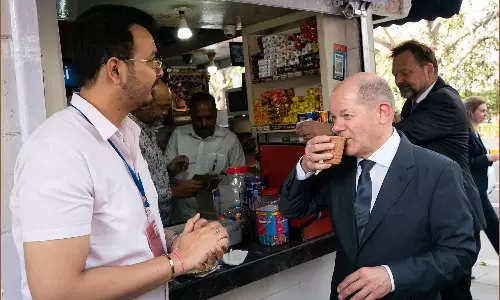 சாலையோர கடையில் தேநீர் அருந்திய ஜெர்மனி அதிபர் ஸ்கால்ஸ்