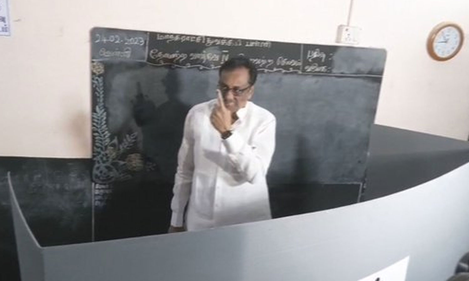 ஈரோடு கிழக்கு இடைத்தேர்தலில் வாக்களித்தார் ஈவிகேஎஸ் இளங்கோவன் ஈரோடு கிழக்கு இடைத்தேர்தலில் வாக்களித்தார் ஈவிகேஎஸ் இளங்கோவன்