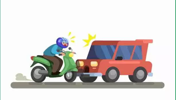 வேன்- பைக் மோதல்; நூற்பாலை தொழிலாளர்கள் உள்பட 15 பேர் படுகாயம்