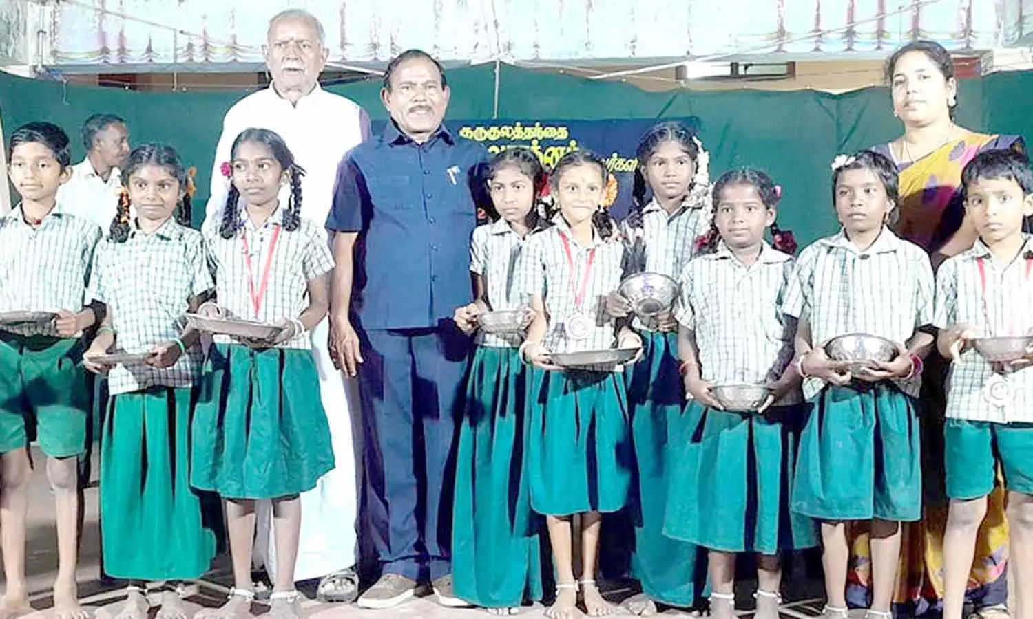 போட்டிகளில் வெற்றி பெற்ற மாணவ- மாணவிகளுக்கு பரிசு