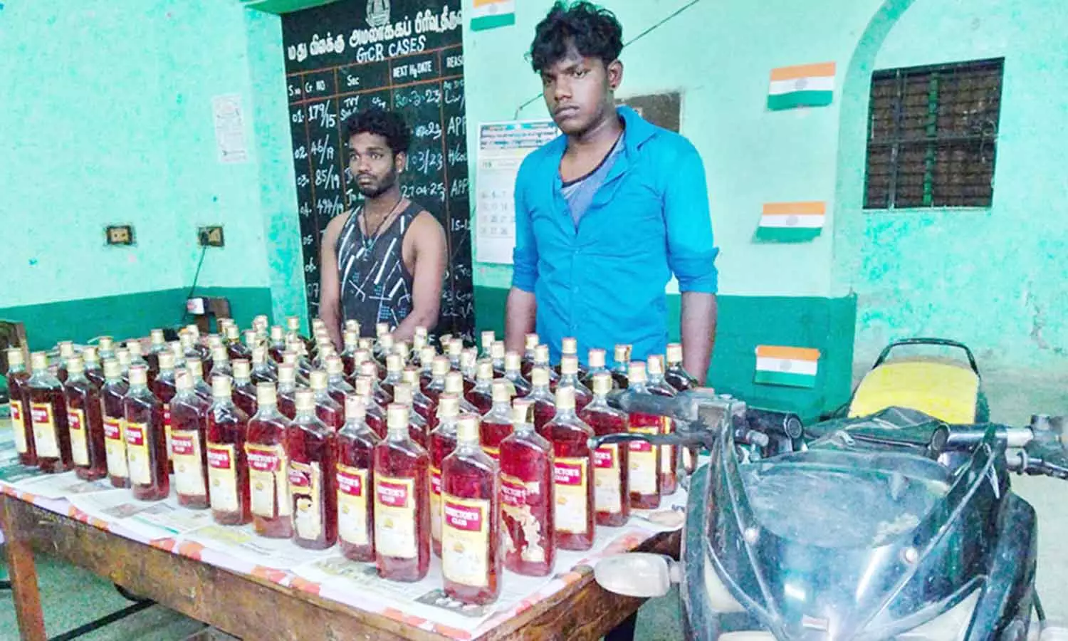 மது பாட்டில்கள் கடத்திய 2 பேர் கைது மது பாட்டில்கள் கடத்திய 2 பேர் கைது