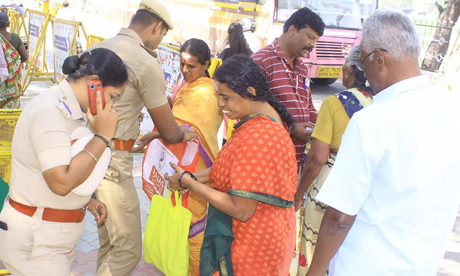 அடிப்படை வசதிகள் கேட்டு கலெக்டர் அலுவலகத்திற்கு வாயில் வெள்ளை துணி கட்டி வந்த கிராமமக்கள் அடிப்படை வசதிகள் கேட்டு கலெக்டர் அலுவலகத்திற்கு வாயில் வெள்ளை துணி கட்டி வந்த கிராமமக்கள்