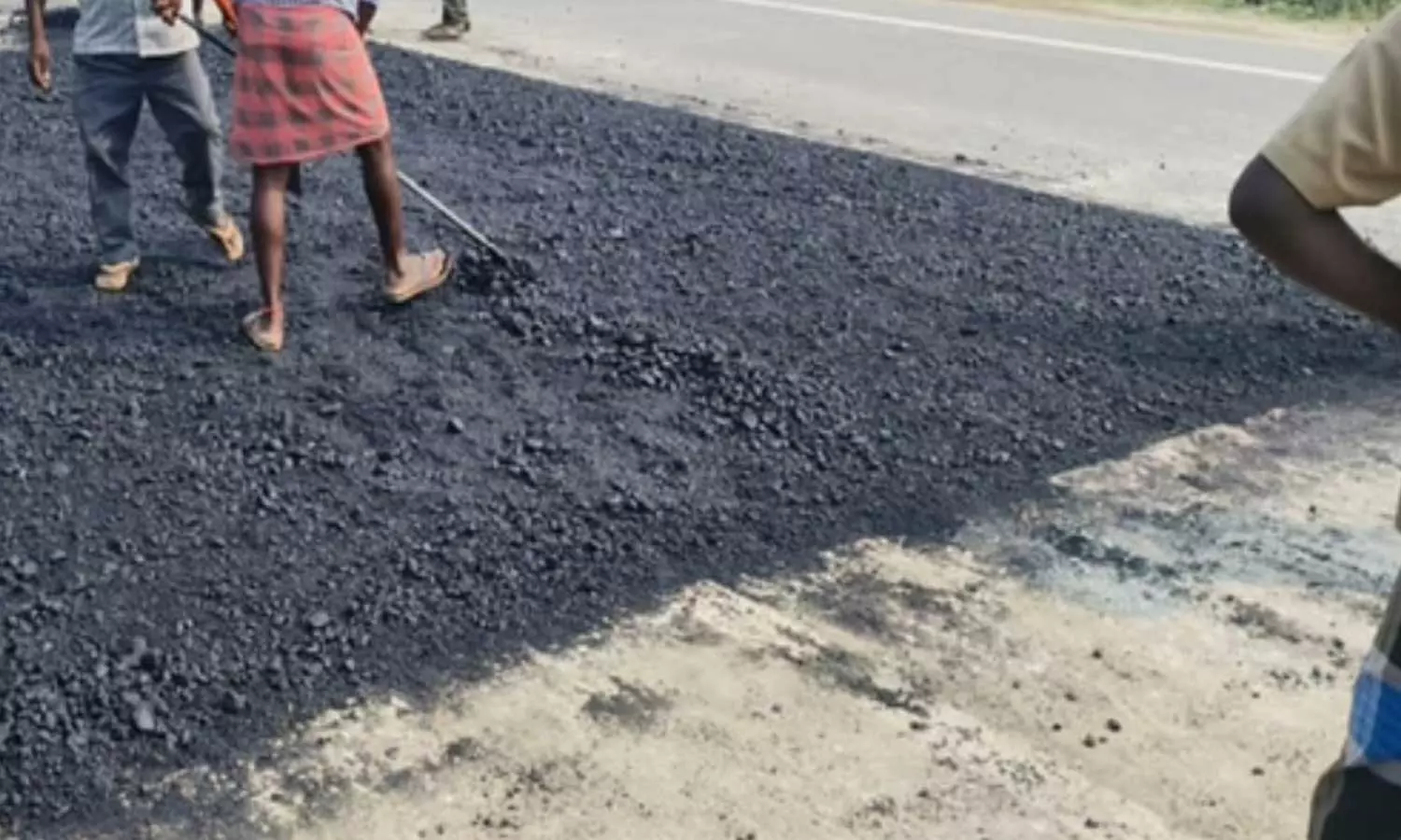 திருப்பத்தூரில் நடைபெற்று வரும் தார் சாலை பணிகளை கண்காணிப்பு பொறியாளர் திடீர் ஆய்வு