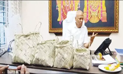 திருப்பதி கோவிலில் ஓலைப்பெட்டியில் லட்டு பிரசாதம் வினியோகம்