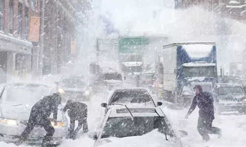 அமெரிக்க மாகாணத்தை புரட்டிப்போட்ட பனிப்புயல்: 1.20 லட்சம் மக்கள் இருளில் தவிப்பு