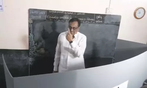 ஈரோடு கிழக்கு இடைத்தேர்தலில் வாக்களித்தார் ஈவிகேஎஸ் இளங்கோவன்