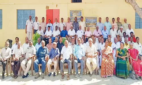 போடியில் 50 ஆண்டுகளுக்கு பின்பு சந்தித்த முன்னாள் மாணவர்கள் படித்த பள்ளிக்கு நிதி உதவி