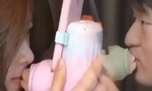 செல்போனில் வீடியோ கால் மூலம் வெளியூரில் இருக்கும் காதலருக்கு முத்தம் கொடுக்கும் நவீன செயலி