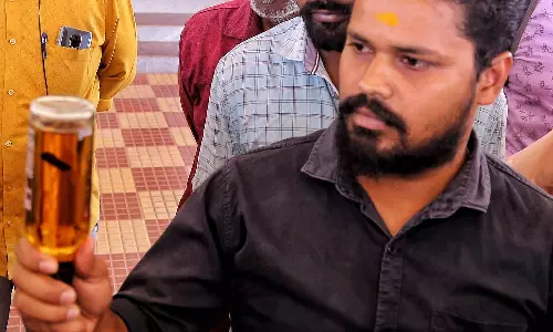 மது பாட்டிலில் ரப்பர் துண்டு கலெக்டரிடம் வாலிபர்கள் புகார்