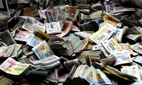 பரமத்திவேலூரில், ஆன்லைன் மூலம்  லாட்டரி சீட்டுகள் விற்ற 3 பேர் கைது