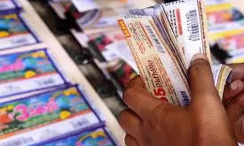 லாட்டரி சீட்டு விற்ற இருவர் கைது