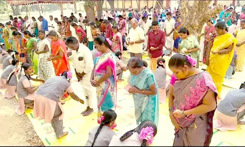 மாணவர்கள் பெற்றோர்களுக்கு பாதபூஜை செய்து வழிபாடு