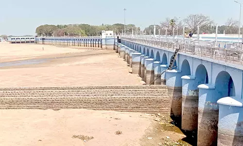 நீர்வரத்து நிறுத்தப்பட்டதால் மணல் வெளியாக காட்சி அளிக்கும் கல்லணை