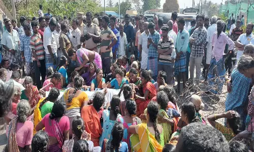 பண்ருட்டி அருகே  அ.தி.மு.க.  பிரமுகர்  தூக்குபோட்டு  தற்கொலைபிணத்துடன்  உறவினர்கள் சாலை மறியல்