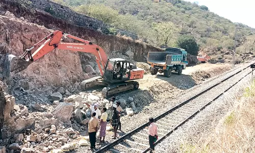 ரெயில் பாதையில் தளர்வான பாறைகளை அகற்றும் பணி