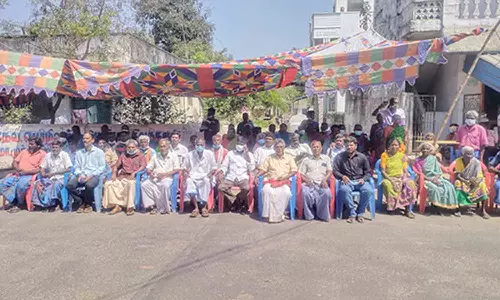 சாலை கோரி பொதுமக்கள் உண்ணாவிரதம்