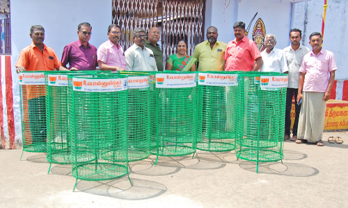 செங்கோட்டை மேலுார் பகுதியில்  சொந்த செலவில் குப்பை சேகரிப்பு தொட்டிகள் வழங்கிய கவுன்சிலர்