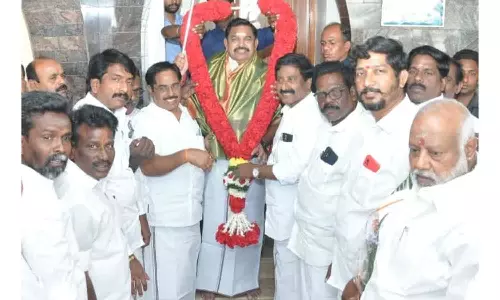 எடப்பாடி பழனிசாமிக்கு வெள்ளி வேல்-அன்பழகன் வழங்கினார்