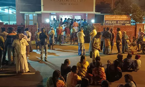 பட்டாசு வெடித்தவரை எச்சரித்து அனுப்பி வைத்த போலீசார்