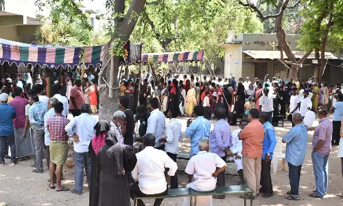 ஈரோடு கிழக்கு தொகுதியில் விறுவிறுப்பான ஓட்டுப்பதிவு- நீண்ட வரிசையில் நின்று பொதுமக்கள் வாக்களித்தனர்