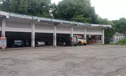 சுற்றுலா வாகன நிறுத்தமாக மாறிய பேருந்து நிலையம்