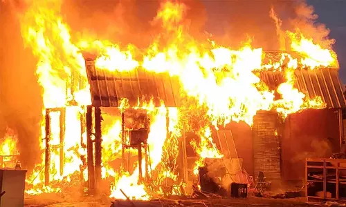 மின் கசிவால் குடிசை வீட்டில் தீ விபத்து