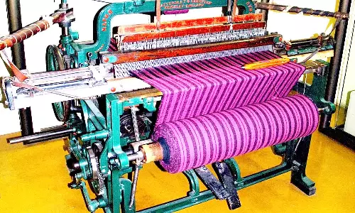 நலிவடைந்து வரும் தொழிலால் பழைய இரும்பு கடைக்கு செல்லும் நெசவு எந்திரங்கள்