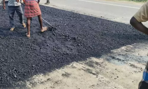 திருப்பத்தூரில் நடைபெற்று வரும் தார் சாலை பணிகளை கண்காணிப்பு பொறியாளர் திடீர் ஆய்வு