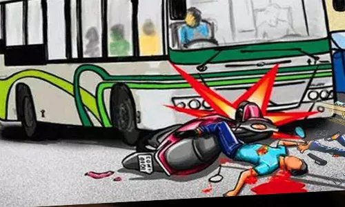 பைக் மீது பஸ் மோதி விபத்து