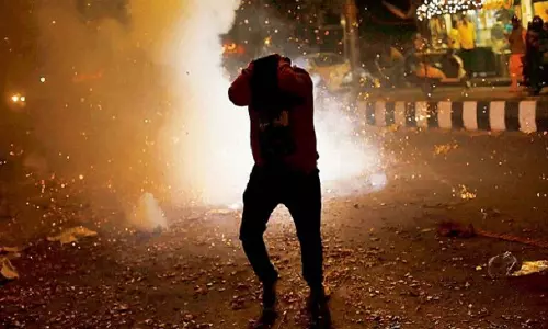 பட்டாசு வெடித்ததில் டிரைவர், தொழிலாளி படுகாயம்