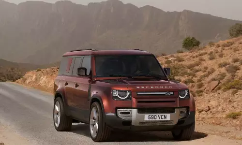 இந்தியாவில் அறிமுகமான லேண்ட் ரோவர் டிஃபெண்டர் 130 - விலை ரூ. 1.30 கோடி மட்டுமே!